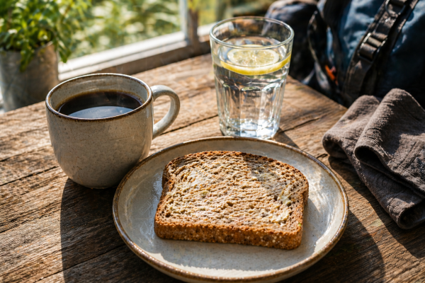 Petit-déjeuner avant randonnée : pain complet et café